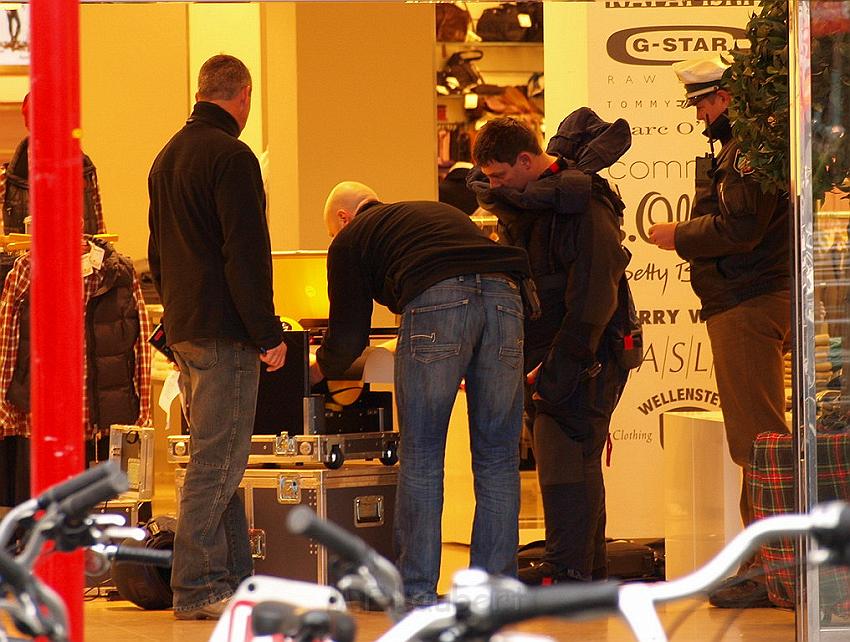 Herrenlose Einkaufstuete gesprengt Koeln Schildergasse P304.JPG